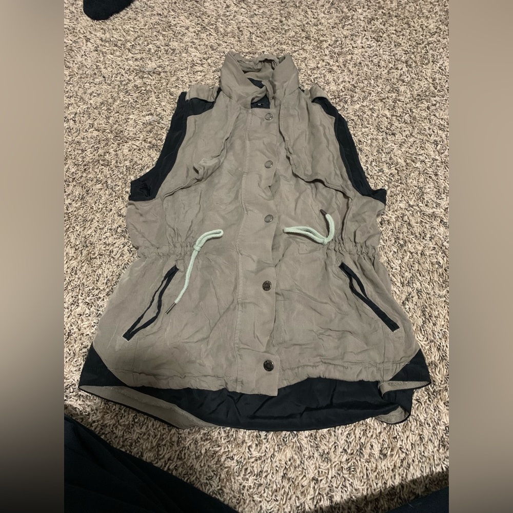 No sleeve H&T top
